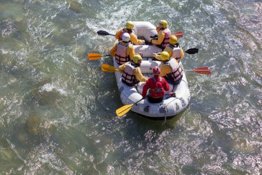 Rafting spor teknesi Ekstrem spor renkleri Arahthos nehri Arta 'da kürek çeken insanlar - Ioannina Yunanistan