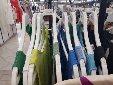 Askıdaki elbiseler yaz koleksiyonu mağazadaki canlı renkler