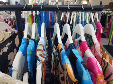 Askıdaki elbiseler yaz koleksiyonu mağazadaki canlı renkler