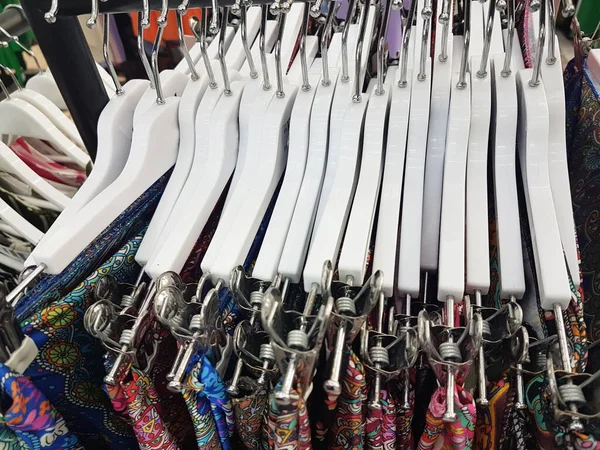 Oblečení Ramínka Šaty Letní Kolekce Živé Barvy Obchodě — Stock fotografie