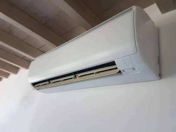 Air Condition Air Condition Στον Λευκό Τοίχο Σύγχρονη Dievice — Φωτογραφία Αρχείου