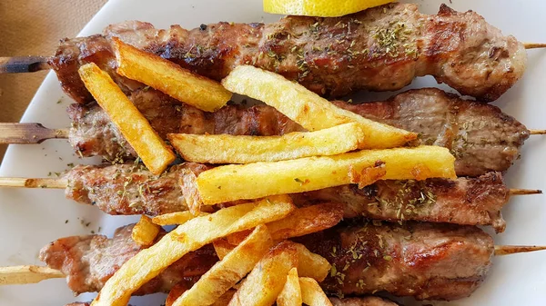 Suvlaki Suvlakia Potatoes Oregano Plate Greece — Foto Stock