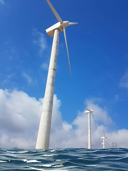 Wind Windenergie Meer Wasserpark Windgeneratoren Blauer Himmel Und Wolken — Stockfoto