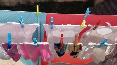 Mandalları, çamaşırları, güneş enerjisiyle kurulanır.