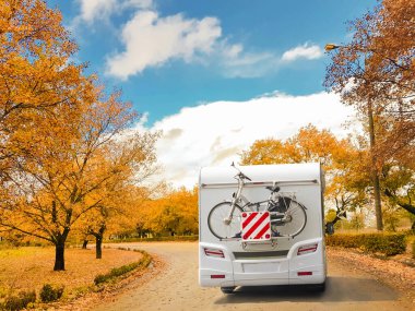 Sonbaharda yollarda karavan gezintisi. Sonbahar mevsiminde meşe ağaçları, sarı yapraklar, dinlenmek için seyahat.