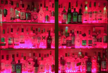 Yunanistan 'da bir gece barında mavi ve kırmızı ışıklı içkiler.