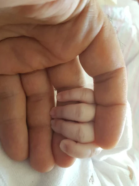 Dłonie Dziecka Ojca Trzymające Się Ręce Noworodka — Zdjęcie stockowe
