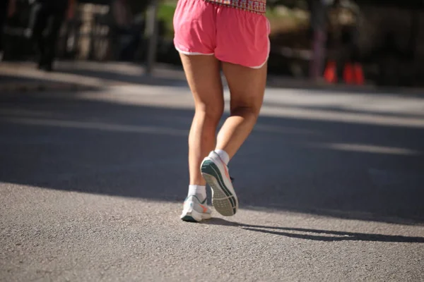 Läuferfüße Auf Dem Asphalt Beim Stadtrennen Schuhe Miesmuscheln Beine Soprts — Stockfoto