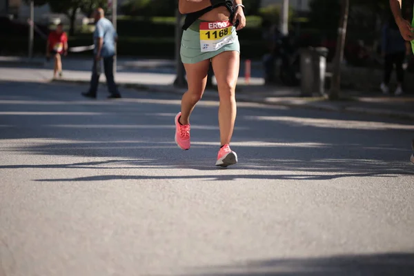 Runner Voeten Het Asfalt Een Stad Race Schoenen Mussleeën Benen — Stockfoto