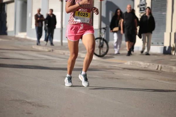 Běžec Nohy Asfaltu Městském Závodě Boty Mušle Nohy Soprts Jogging — Stock fotografie