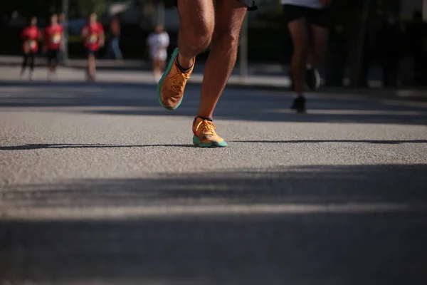 Şehirde Asfaltta Koşan Ayaklar Yarış Ayakkabılarında Misk Kovanları Koşu Yapan — Stok fotoğraf