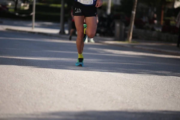 Runner Voeten Het Asfalt Een Stad Race Schoenen Mussleeën Benen — Stockfoto