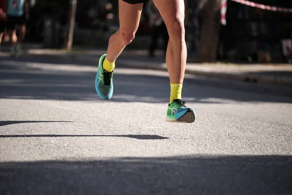 Pieds Coureur Sur Asphalte Dans Une Ville Chaussures Course Mousseux — Photo