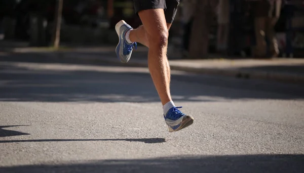Läuferfüße Auf Dem Asphalt Beim Stadtrennen Schuhe Miesmuscheln Beine Soprts — Stockfoto