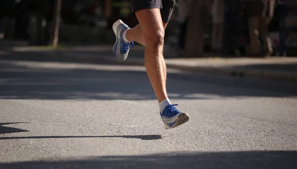 Pieds Coureur Sur Asphalte Dans Une Ville Chaussures Course Mousseux — Photo