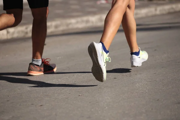 Pés Corredor Asfalto Uma Corrida Cidade Sapatos Mussles Pernas Soprts — Fotografia de Stock