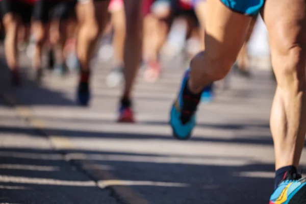 Runners Running Start Line Feet Man Athletes Shoes Background Blur — Stock Photo, Image