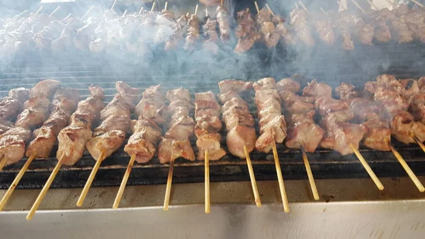 Suvlaki Lub Souvlakia Mięso Greckie Etniczne Jedzenie Ognisku Grill Dym — Zdjęcie stockowe