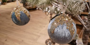 Yılbaşı arkaplanı. Süslü Noel ağacı, ışıklar. Mutlu Noeller ve mutlu bayramlar tebrik kartı, çerçeve, pankart. Tatiller, kış ve kutlama konsepti. Yüksek kalite fotoğraf