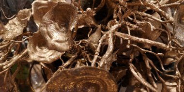 Yılbaşı arkaplanı. Süslü Noel ağacı, ışıklar. Mutlu Noeller ve mutlu bayramlar tebrik kartı, çerçeve, pankart. Tatiller, kış ve kutlama konsepti. Yüksek kalite fotoğraf