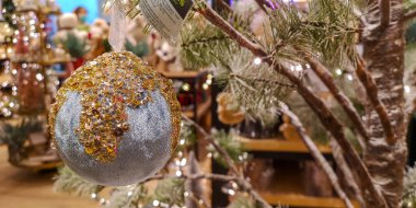 Yılbaşı arkaplanı. Süslü Noel ağacı, ışıklar. Mutlu Noeller ve mutlu bayramlar tebrik kartı, çerçeve, pankart. Tatiller, kış ve kutlama konsepti. Yüksek kalite fotoğraf