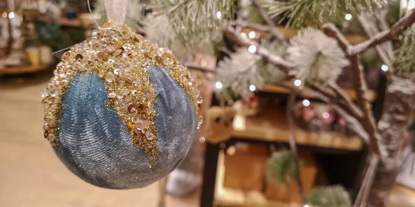 Yılbaşı arkaplanı. Süslü Noel ağacı, ışıklar. Mutlu Noeller ve mutlu bayramlar tebrik kartı, çerçeve, pankart. Tatiller, kış ve kutlama konsepti. Yüksek kalite fotoğraf