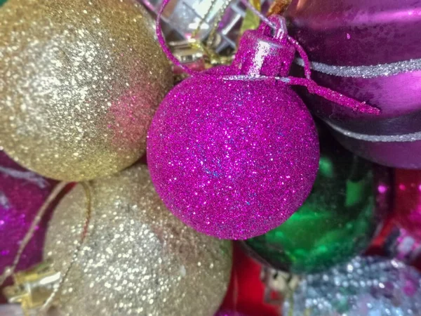 Bolas Natal Brilhantes Multicoloridas Pacote Uma Janela Loja Decorações Natal — Fotografia de Stock