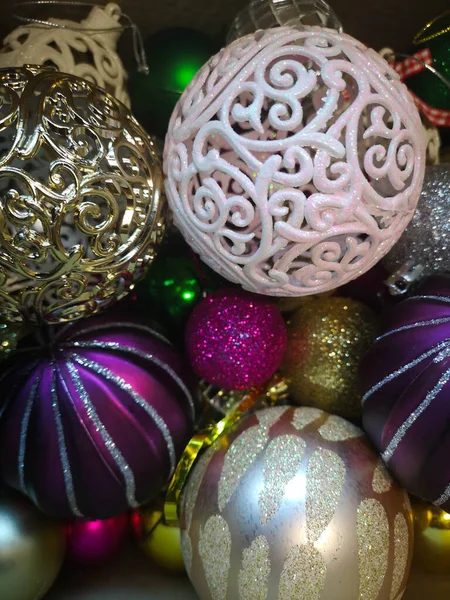 Boules de Noël brillantes. Décorations de Noël pour le Nouvel An et Noël. — Photo