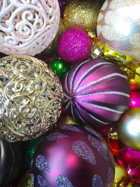 Boules de Noël brillantes. Décorations de Noël pour le Nouvel An et Noël. — Photo