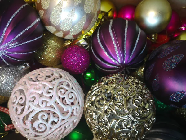 キラキラしたクリスマスボール。新年とクリスマスのためのクリスマスの装飾. — ストック写真