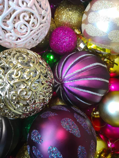 Boules de Noël brillantes. Décorations de Noël pour le Nouvel An et Noël. — Photo