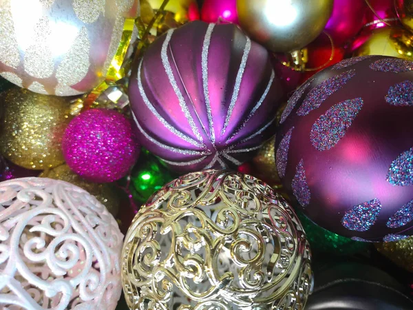 Parlak Noel topları. Yılbaşı ve Noel için Noel süslemeleri. — Stok fotoğraf