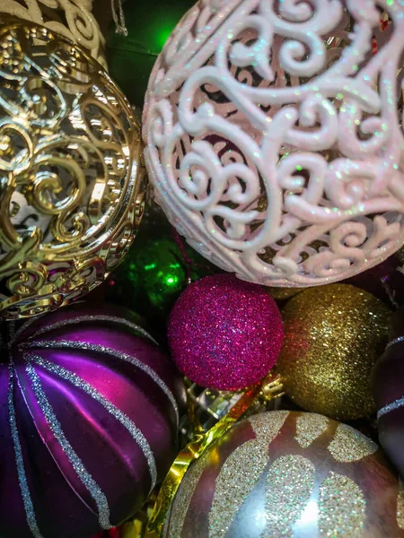 キラキラしたクリスマスボール。新年とクリスマスのためのクリスマスの装飾. — ストック写真