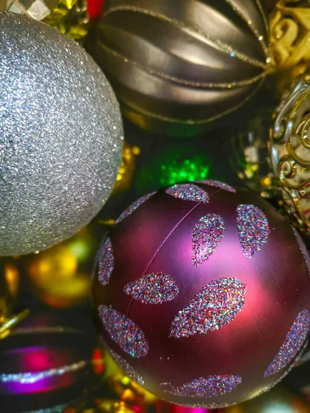 Πολύχρωμα Λαμπερά Χριστουγεννιάτικα Μπαλάκια Ένα Πακέτο Μια Βιτρίνα Χριστουγεννιάτικα Στολίδια — Φωτογραφία Αρχείου