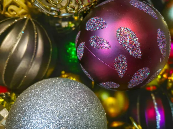 Veelkleurige Glimmende Kerstballen Een Pakje Een Etalage Kerstversiering Voor Nieuwjaar — Stockfoto