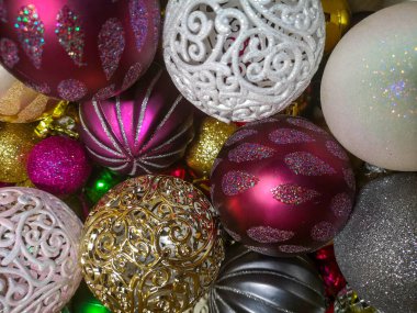  Parlak Noel topları. Yılbaşı ve Noel için Noel süslemeleri.