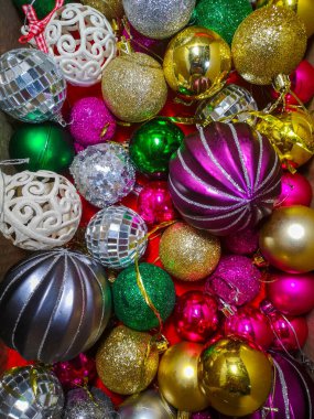 Vitrindeki bir paketin içinde çok renkli parlak noel topları. Yılbaşı ve Noel için Noel süslemeleri. Yüksek kalite fotoğraf