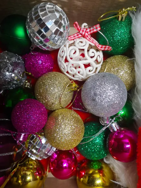 Bolas de Natal brilhantes. Decorações de Natal para Ano Novo e Natal. — Fotografia de Stock