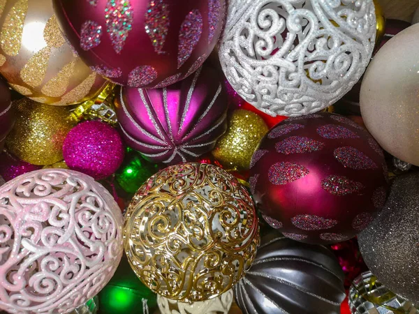 Bolas Navidad Brillantes Multicolores Paquete Escaparate Decoraciones Navidad Para Año —  Fotos de Stock