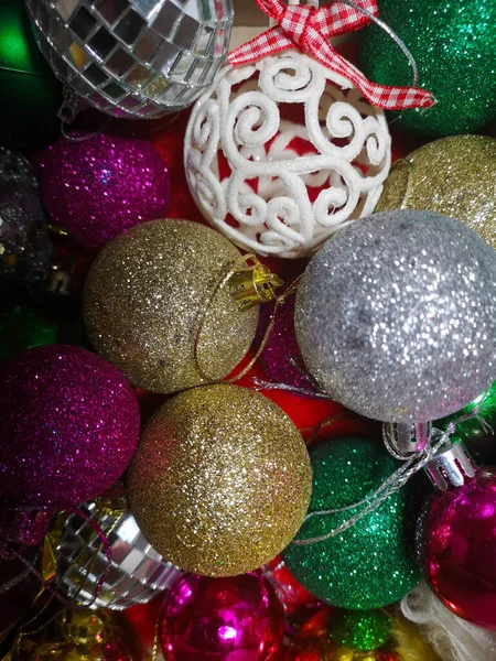 五彩缤纷的圣诞彩球装在商店橱窗里的一个包裹里 新年和圣诞节的圣诞装饰品 高质量的照片 — 图库照片