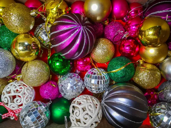 Boules Noël Multicolores Brillantes Dans Emballage Sur Une Vitrine Décorations — Photo