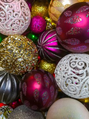 Vitrindeki bir paketin içinde çok renkli parlak noel topları. Yılbaşı ve Noel için Noel süslemeleri. Yüksek kalite fotoğraf