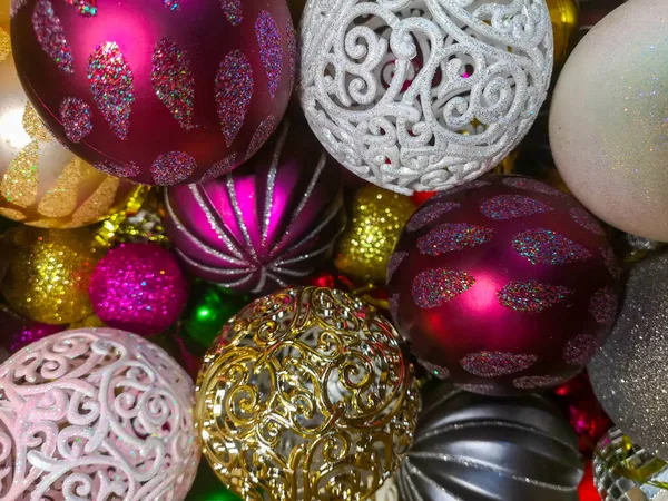 Palline Natale Lucide Multicolori Pacchetto Una Vetrina Addobbi Natalizi Capodanno — Foto Stock