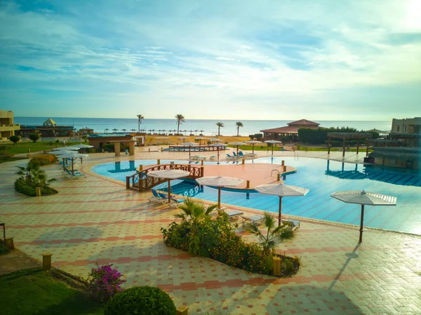 Marsa Alam, Piscina, territorio con palmeras y vistas al mar en hotel egipcio — Foto de Stock