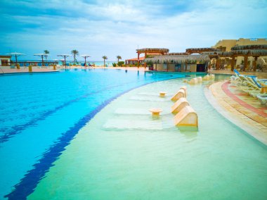 Yüzme havuzu, Mısır otelinde palmiyeler ve deniz manzaralı bir bölge. Yüksek kalite fotoğraf