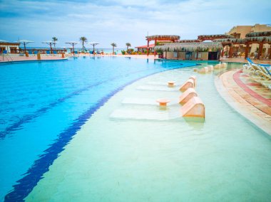 Yüzme havuzu, Mısır otelinde palmiyeler ve deniz manzaralı bir bölge. Yüksek kalite fotoğraf