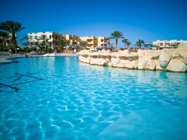 Yüzme havuzu, Mısır otelinde palmiyeler ve deniz manzaralı bir bölge. Yüksek kalite fotoğraf