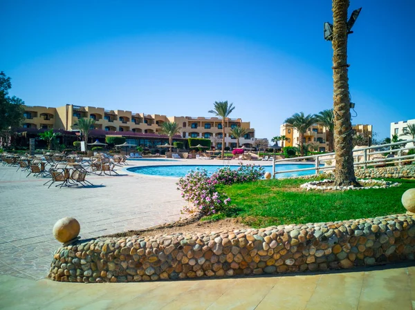 Yüzme havuzu, Mısır otelinde palmiyeler ve deniz manzaralı bir bölge. Yüksek kalite fotoğraf