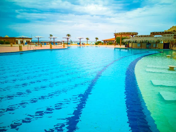 Бассейн Территория Пальмами Видом Море Египетском Отеле Высокое Качество Фото — стоковое фото
