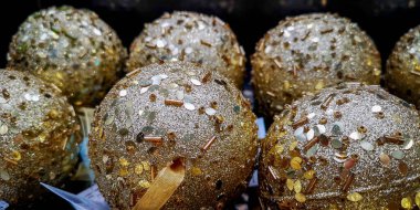 Vitrindeki bir paketin içinde çok renkli parlak noel topları. Yılbaşı ve Noel için Noel süslemeleri. Yüksek kalite fotoğraf